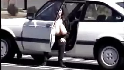Η Chick συμφώνησε να είναι πατημένος σε μια δημόσια δωρεαν ελληνικο πορνο τουαλέτα για τις γιαγιάδες