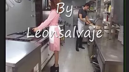 Δύο γυναίκες πιπιλίζουν έναν δωρεαν πορνο σεξ άνδρα