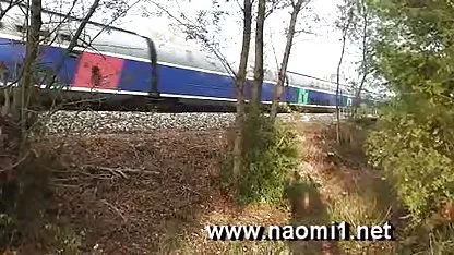 Κόκκινο μαλλιά κορίτσι σε βιντεο πορνο δωρεαν μακριές κάλτσες και καπέλο χαϊδεύει τον εαυτό της μπροστά στον καθρέφτη