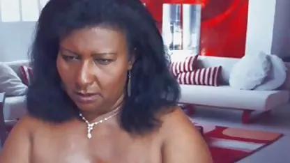 Bella λωρίδες μπροστά από μια κάμερα και δωρεαν ελληνικο πορνο χάλια ένα dildo