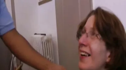 Δυο δικτυακεσ καμερεσ σεξ επιβήτορες τραβούσαν μια σέξι ξανθιά στο γραφείο