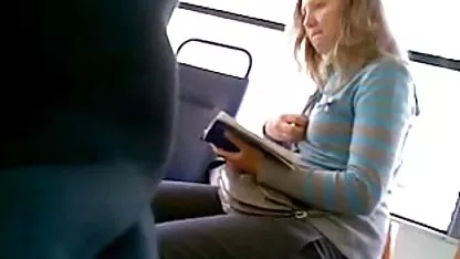 Το κορίτσι έδωσε σε δύο πορνο δωρεαν τρύπες σε φίλους