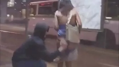 Busty ξανθιά φωτίζει ελληνικεσ ταινιεσ πορνο δωρεαν τη γοητεία της σε ένα δημόσιο πάρκο
