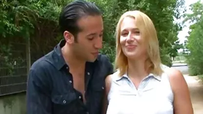 Χαριτωμένο κορίτσι χωρίς συγκροτήματα συμφωνεί πορνο ελληνικο δωρεαν να περπατήσει γυμνό κατά μήκος του περιπάτου με μικρή χρέωση