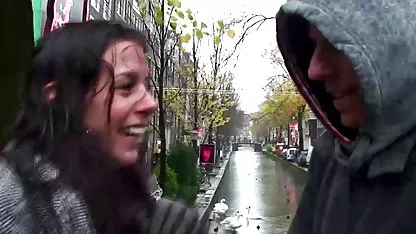 Η γεμάτη γκόμενα βοηθά τον άνθρωπο να φιλήσει τις σέξι δωρεαν πορνο χχχ φίλες