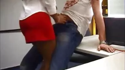 Το ακόρεστο hottie έφερε τον σεξ πορνο δωρεαν γαμπρό στο οργασμό με το στόμα της