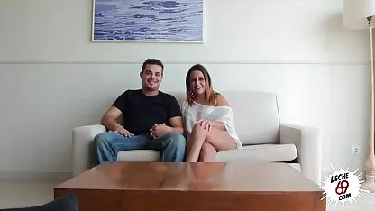 Σε διάφορες πόζες, ένας χαμογελαστός δωρεαν πορνο ελληνικο αγαπημένος παίζει με δύο άντρες