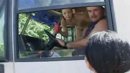 Ο φίλος έκανε δωρεαν ελληνικα βιντεο πορνο cunnilingus και anilingus σε ένα παιχνιδιάρικο κορίτσι σε κάλτσες