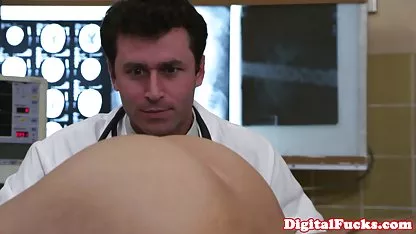 Η δωρεαν πορνο ελληνικο παθιασμένη κοπέλα Jane δίνει ένα χτύπημα και χαϊδεύει το κυνήγι της