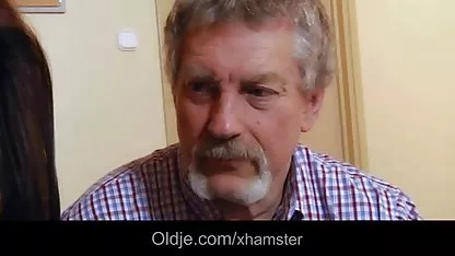 Το κορίτσι με το μπλε κάλυμμα κούνησε τον δικτυακεσ καμερεσ σεξ εαυτό της με τα δάχτυλά της