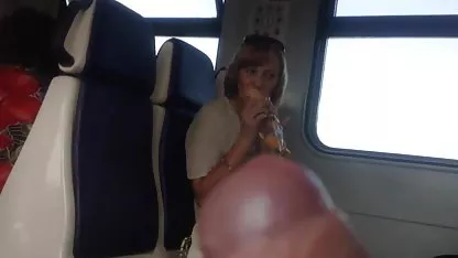 Η πολυτελής Eva Angelina δίνει ένα φαγητό στον δωρεαν πορνο με ζωα τυχερό φίλο της