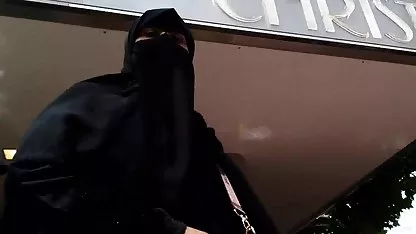 Καθισμένος πορνο δωρεαν ελληνικο στο κεφάλι ενός άνδρα με έναν κώλο, η γκόμενα του παίρνει ψηλά