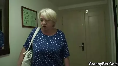 18-year-old mulatto σκληρο πορνο δωρεαν ήταν fucked από ένα κατσαρόλα-bellied μάγκα