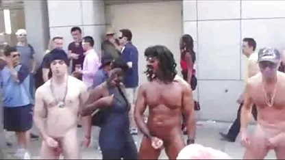 Η ομορφιά πορνο ζωντανο δωρεαν έβαλε τη γλώσσα της σε λεσβιακό μουνί